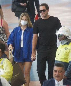 margot-robbie-and-tom-ackerley-arrives-at-airport-in-auckland-11-12-2023-5.jpg