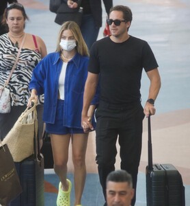 margot-robbie-and-tom-ackerley-arrives-at-airport-in-auckland-11-12-2023-6.jpg