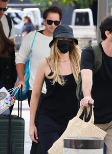 margot-robbie-and-tom-ackerley-at-airport-in-brisbane-11-05-2023-6.jpg