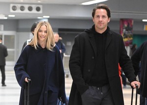 margot-robbie-and-tom-ackerley-at-jfk-airport-in-new-york-11-26-2023-0.jpg