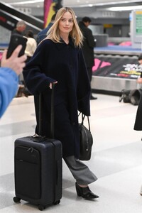 margot-robbie-arrives-at-airport-in-new-york-11-26-2023-1.jpg