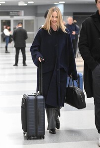 margot-robbie-arrives-at-airport-in-new-york-11-26-2023-5.jpg