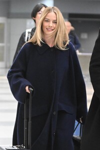 margot-robbie-arrives-at-airport-in-new-york-11-26-2023-6.jpg