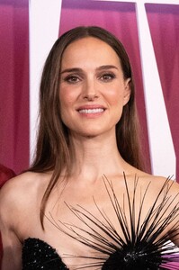 natalie-portman-netflix-s-may-december-premiere-in-los-angeles-11-16-2023-10.jpg