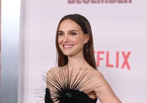 natalie-portman-netflix-s-may-december-premiere-in-los-angeles-11-16-2023-11.jpg