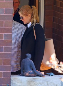 nicole-kidman-out-with-her-mother-janelle-in-sydney-07-28-2023-2.jpg
