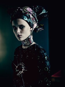 paolo-roversi-vogue-uk-september-2015-02.thumb.jpg.4ada0e63606879da034c271ad23425f8.jpg