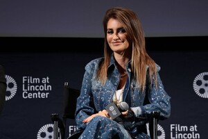 penelope-cruz-at-ferrari-q-a-at-61st-new-york-film-festival-10-13-2023-4.jpg