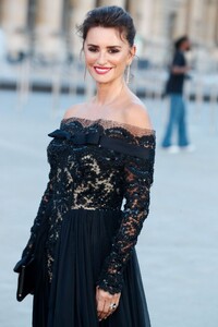 penelope-cruz-at-lancome-x-louvre-photocall-at-paris-fashion-week-09-26-2023-1.jpg