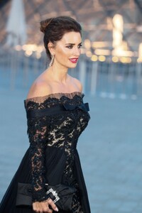 penelope-cruz-at-lancome-x-louvre-photocall-at-paris-fashion-week-09-26-2023-2.jpg