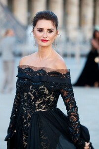 penelope-cruz-at-lancome-x-louvre-photocall-at-paris-fashion-week-09-26-2023-5.jpg