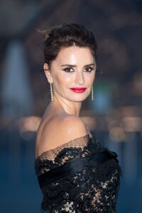 penelope-cruz-at-lancome-x-louvre-photocall-at-paris-fashion-week-09-26-2023-6.jpg