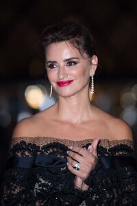 penelope-cruz-at-lancome-x-louvre-photocall-at-paris-fashion-week-09-26-2023-8.jpg