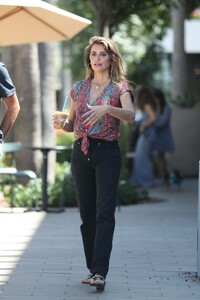 penelope-cruz-out-for-iced-coffee-at-erewhon-market-in-studio-city-08-01-2023-0.jpg