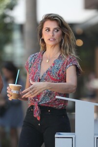 penelope-cruz-out-for-iced-coffee-at-erewhon-market-in-studio-city-08-01-2023-1.jpg
