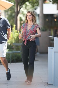 penelope-cruz-out-for-iced-coffee-at-erewhon-market-in-studio-city-08-01-2023-3.jpg