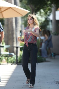 penelope-cruz-out-for-iced-coffee-at-erewhon-market-in-studio-city-08-01-2023-4.jpg