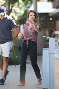 penelope-cruz-out-for-iced-coffee-at-erewhon-market-in-studio-city-08-01-2023-5.jpg