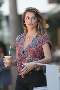 penelope-cruz-out-for-iced-coffee-at-erewhon-market-in-studio-city-08-01-2023-9.jpg