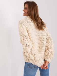 pol_pl_Jasnobezowy-sweter-oversize-z-okraglym-dekoltem-401758_2.thumb.jpg.373481bf29abe21f9b51c01ab9e898a7.jpg