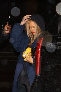rihanna-out-for-dinner-at-four-seasons-in-new-york-11-26-2023-2.jpg