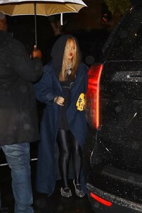 rihanna-out-for-dinner-at-four-seasons-in-new-york-11-26-2023-3.jpg