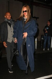 rihanna-out-for-dinner-at-four-seasons-in-new-york-11-26-2023-4.jpg