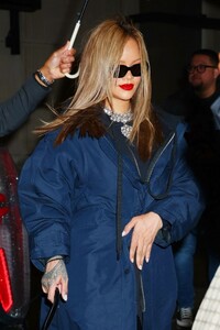 rihanna-out-for-dinner-at-four-seasons-in-new-york-11-26-2023-5.jpg