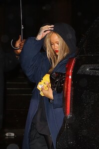 rihanna-out-for-dinner-at-four-seasons-in-new-york-11-26-2023-6.jpg
