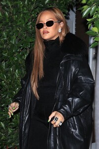 rihanna-out-for-dinner-in-santa-monica-11-12-2023-0.jpg