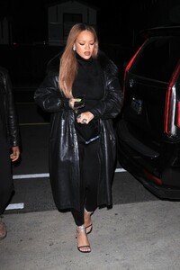 rihanna-out-for-dinner-in-santa-monica-11-12-2023-5.jpg