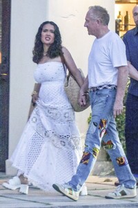 salma-hayek-and-francois-henri-pinault-out-in-los-cabos-08-13-2023-2.jpg