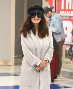salma-hayek-arrives-at-jfk-airport-in-new-york-10-24-2023-6.jpg