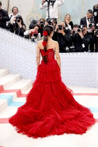 salma-hayek-at-2023-met-gala-celebrating-karl-lagerfeld-a-line-of-beauty-in-new-york-05-01-2023-4.jpg