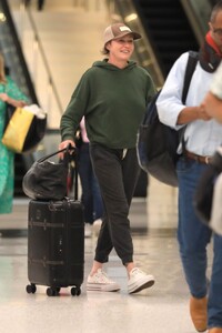 shannen-doherty-arrives-at-lax-airport-09-18-2023-2.jpg