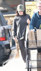 shannen-doherty-shopping-with-mother-rosa-on-thanksgiving-day-in-malibu-11-23-2023-0.jpg