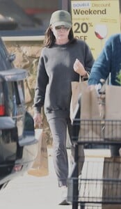 shannen-doherty-shopping-with-mother-rosa-on-thanksgiving-day-in-malibu-11-23-2023-3.jpg