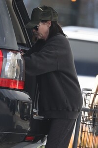 shannen-doherty-shopping-with-mother-rosa-on-thanksgiving-day-in-malibu-11-23-2023-4.jpg