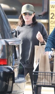 shannen-doherty-shopping-with-mother-rosa-on-thanksgiving-day-in-malibu-11-23-2023-6.jpg