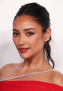 shay-mitchell-at-2023-cfda-fashion-awards-in-new-york-11-06-2023-0.jpg