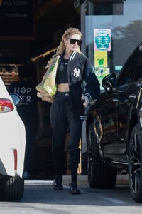 stella-maxwell-shopping-at-lassens-in-los-angeles-11-20-2023-0.jpg