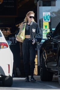 stella-maxwell-shopping-at-lassens-in-los-angeles-11-20-2023-2.jpg