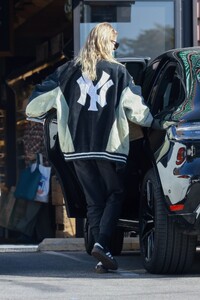 stella-maxwell-shopping-at-lassens-in-los-angeles-11-20-2023-4.jpg