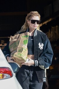 stella-maxwell-shopping-at-lassens-in-los-angeles-11-20-2023-6.jpg