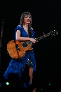 taylor-118.thumb.jpg.6b0e88c443bcbc13183986d4c64e9a75.jpg