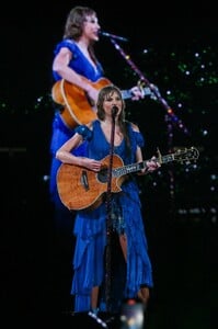 taylor-142.thumb.jpg.d4550f29ac064e86c00415379271c877.jpg