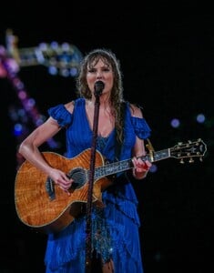 taylor-163.thumb.jpg.d9bfd136c28f5d9ca951cd3449702710.jpg