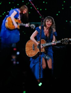 taylor-174.thumb.jpg.5800e0d714eca47d76c189ab8eb7c8e9.jpg