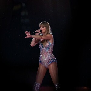 taylor-217.thumb.jpg.4df3ee5984ecabdaf4c6b3441124380d.jpg