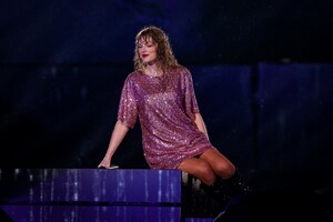 taylor-22.thumb.jpg.966fa2ec8aabf234f34669c3588e570e.jpg